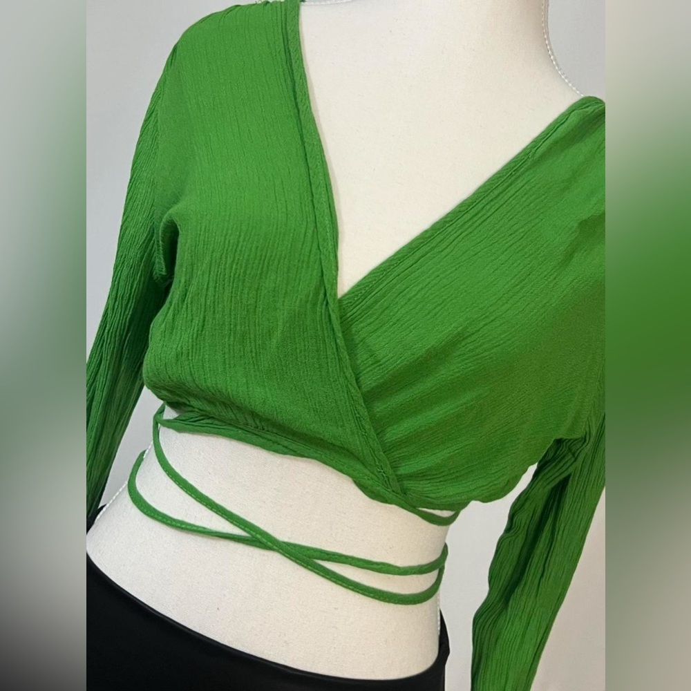 Fashion Nova Vibrant Green Wrap crop‎ top size Medium - Picture 4 of 7